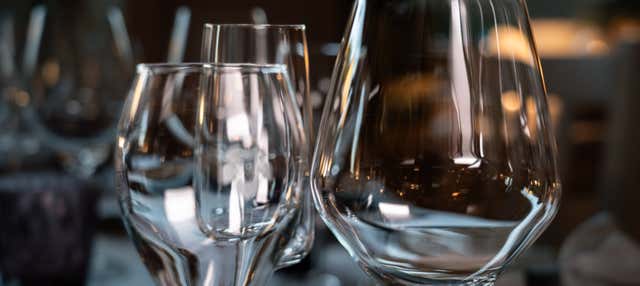Cata de vinos a ciegas + Comida o cena en Valladolid