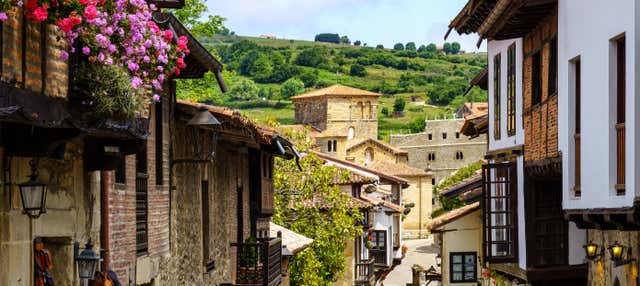 Comillas, Capricho de Gaudí, Santillana del Mar y Bosque de Secuoyas en Santillana Del Mar