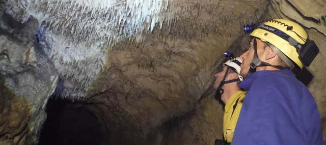 Espeleología en la cueva del Nozal en Pesues