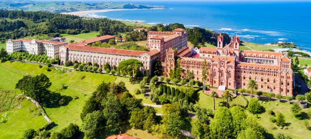 Excursión a Altamira, Santillana del Mar, Comillas y el Capricho de Gaudí en Santander
