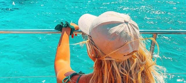 Excursión a Cala Blanca en catamarán en Denia