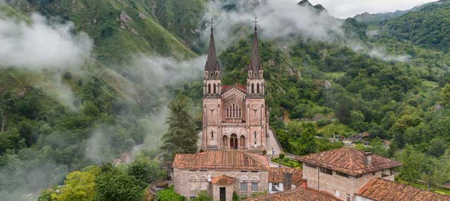 Excursión a los lagos de Covadonga, Cangas de Onís y Lastres en Oviedo