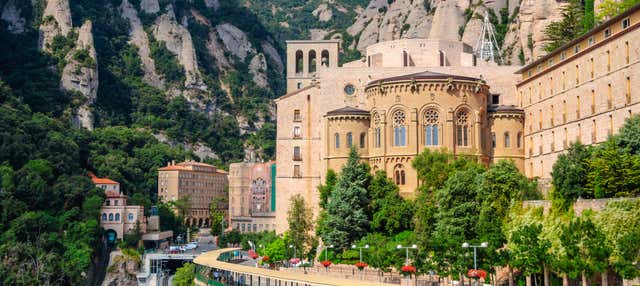 Excursión a Montserrat con tren cremallera en Barcelona