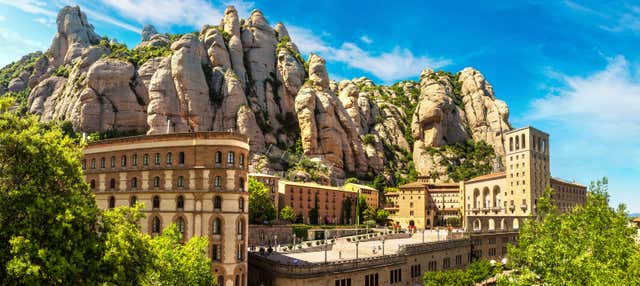 Excursión a Montserrat + Visita a una bodega de cava del Penedés en grupo reducido en Barcelona