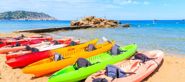 Kayak y snorkel en la playa de Es Figueral en Playa Es Figueral