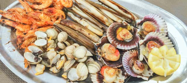 Mariscada y queimada en la ría de Arosa en El Grove