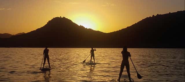 Paddle surf al atardecer en Cala Rajada en Cala Rajada