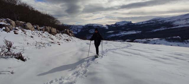 Paseo con raquetas de nieve por los Collados del Asón en La Gandara