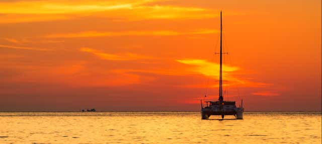 Paseo en catamarán al atardecer con música en directo en Barcelona