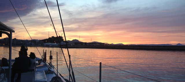 Paseo en catamarán al atardecer en Denia