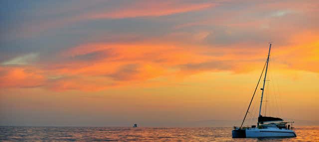 Paseo en catamarán al atardecer en Valencia