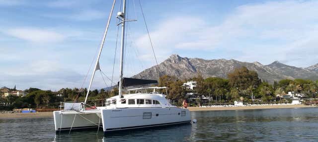 Paseo en catamarán con avistamiento de delfines en Marbella