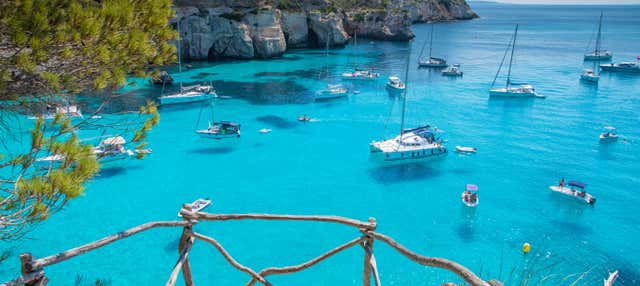 Paseo en catamarán por el norte de Menorca en Fornells