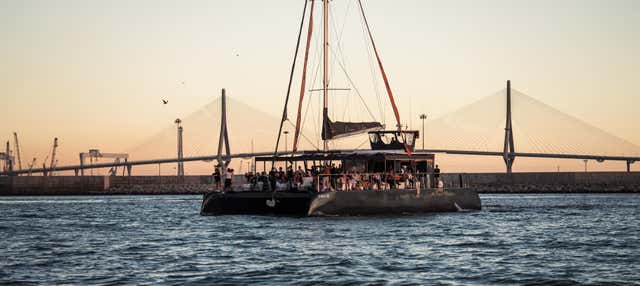 Paseo en catamarán por la bahía de Cádiz al atardecer en Cadiz