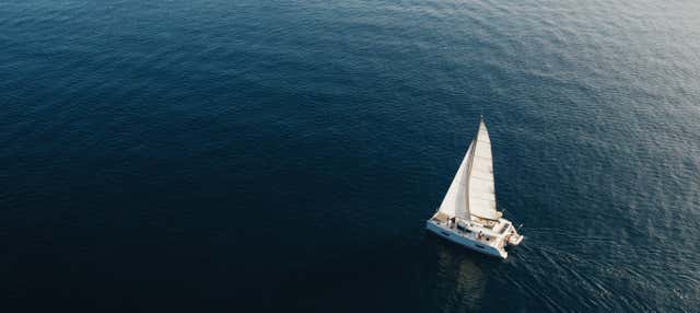 Paseo en catamarán por la bahía de Málaga en Malaga
