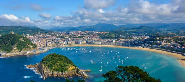 Paseo en catamarán por la costa de San Sebastián en San Sebastian