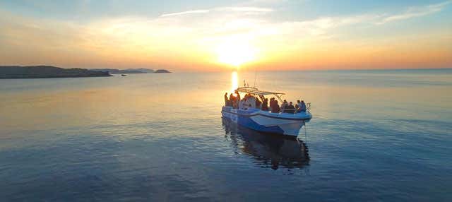 Paseo en lancha al atardecer por Fornells en Fornells