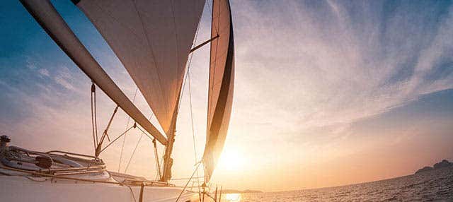 Paseo en velero al atardecer por Fornells en Fornells