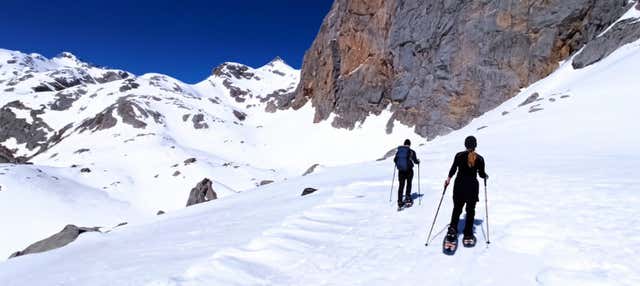 Paseo privado con raquetas de nieve por los Picos de Europa en Fuente De