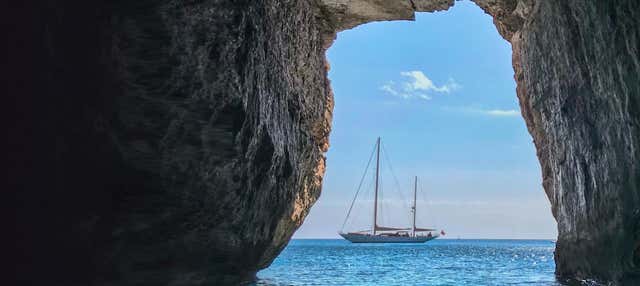 Tour en kayak por las cuevas marinas de Es Canutells en Es Canutells