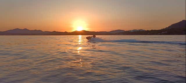 Tour en moto de agua al atardecer por Cala Millor en Cala Bona