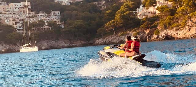 Tour en moto de agua por la cueva del León Marino en Cala Bona