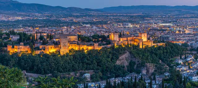 Tour nocturno por la Alhambra y los Palacios Nazaríes en grupo reducido en Granada