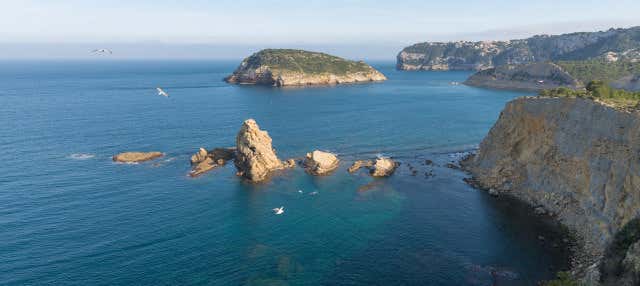 Tour por los cabos de Jávea e isla de Portichol en catamarán en Javea