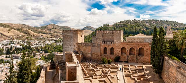 Tour privado por la Alhambra sin visita a los Palacios Nazaríes en Granada