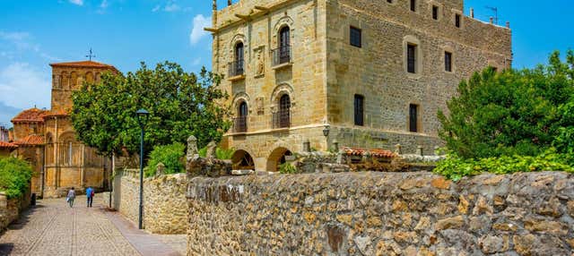 Visita guiada por el Palacio de Velarde en Santillana Del Mar